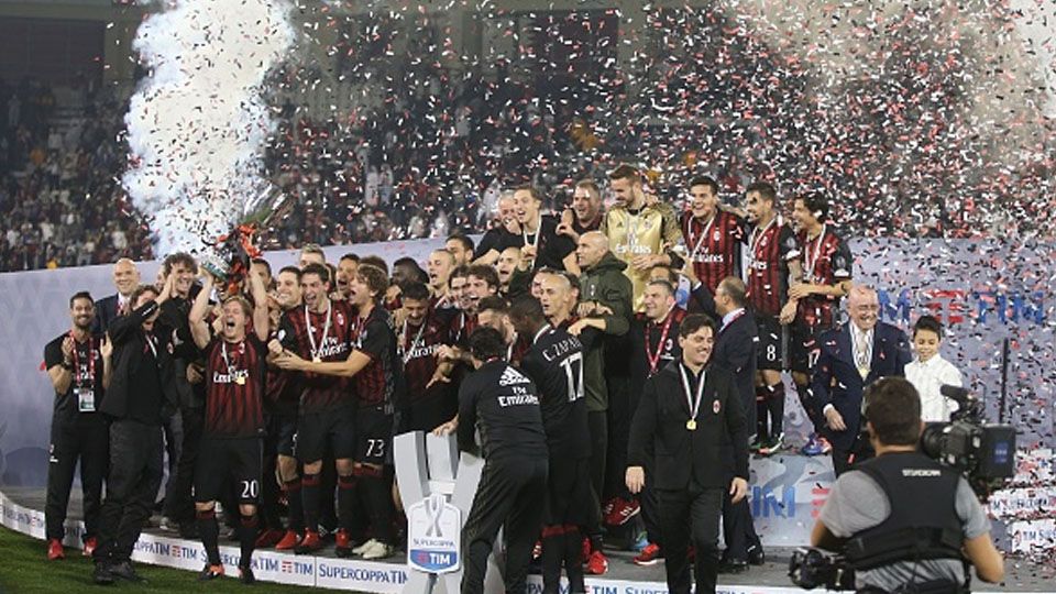 Aksi selebrasi AC Milan juara Supercoppa Italia 2016 usai menang atas Juventus 1-1 (4-5 adu penalti). Copyright: © AK Bijuraj/Getty Images