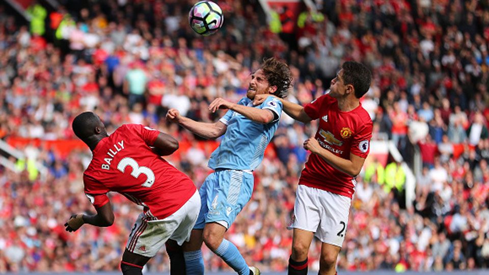 Eric Bailly dan Ander Herrera berusaha menghadang pemain Stoke City. Copyright: © Richard Heathcote/Getty Images