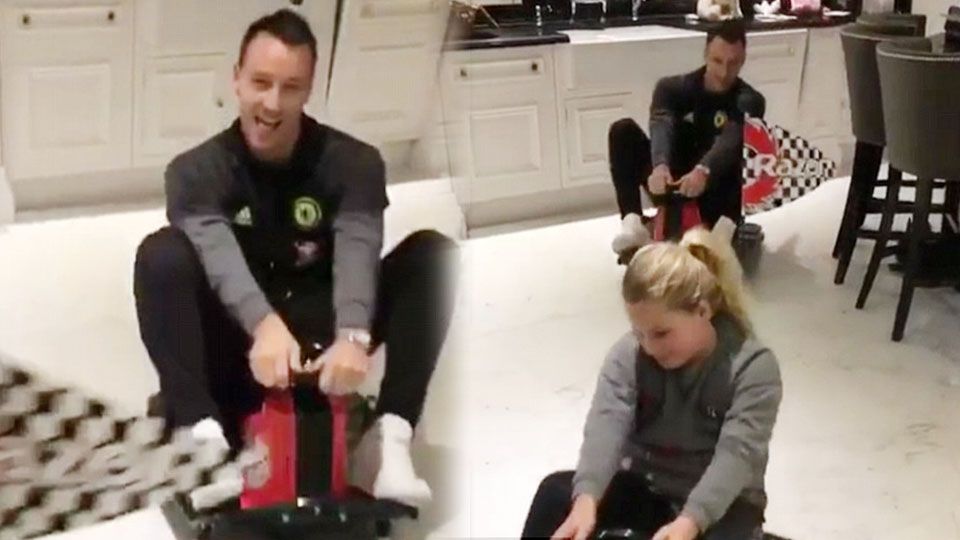 John Terry dan anaknya bermain go-kart listrik. Copyright: &copy; dailymail