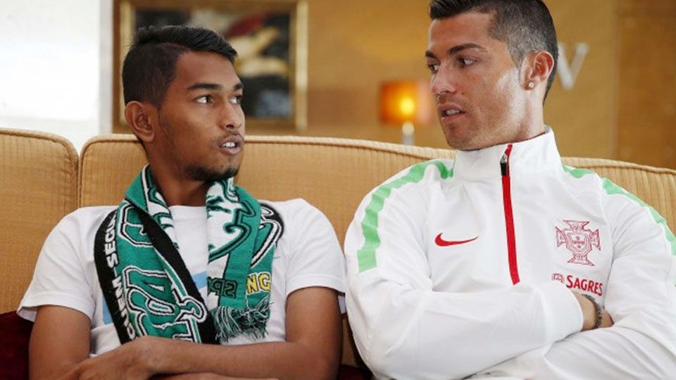 Bintang Real Madrid, Cristiano Ronaldo dan anak angkatnya Martunis. Copyright: © Istimewa