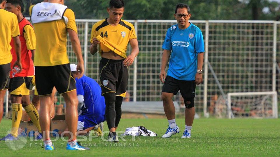 Aji Santoso saat menjalani latihan bersama  Arema Cronus. Copyright: &copy; Ian Setiawan/INDOSPORT