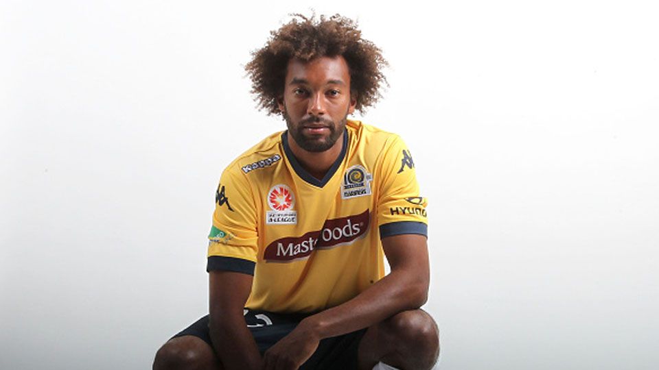 Isaka Cernak pose saat pemotretan dengan klub Central Coast Mariners FC. Copyright: &copy; Ashley Feder/Getty Images