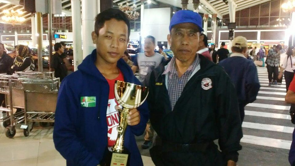 Awan (kiri) didampingi pelatihnya, Asep Kurnia, berhasil membawa piala Internasional Singa Cup 2016 U-16 di Singapura. Copyright: © fesbukbantennews.com