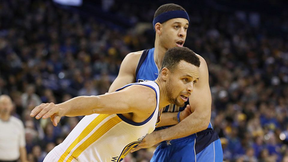 Bintang Dallas Mavericks, Seth Curry menegaskan bahwa dirinya tidak pernah ingin berada satu tim bersama sang kakak, Stephen Curry. Copyright: © Ezra Shaw/Getty Images