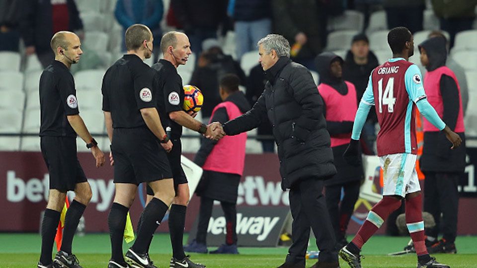 Jose Mourinho bersalaman dengan wasit Mike Dean setelah pertandingan. Copyright: © Getty Images