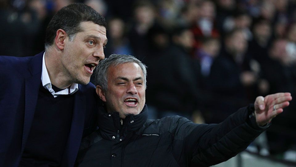 Pelatih West Ham United, Slaven Bilic berdebat dengan Jose Mourinho. Copyright: © Getty Images