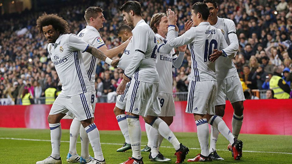 James Rodriguez merayakan gol bersama rekan setimnya. Copyright: &copy; Angel Martinez/Real Madrid via Getty Images