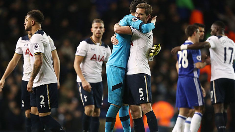 Hugo Lloris dan Jan Vertonghen merayakan kemenangan Tottenham Hotspur setelah pertandingan. Copyright: © Clive Rose/Getty Images