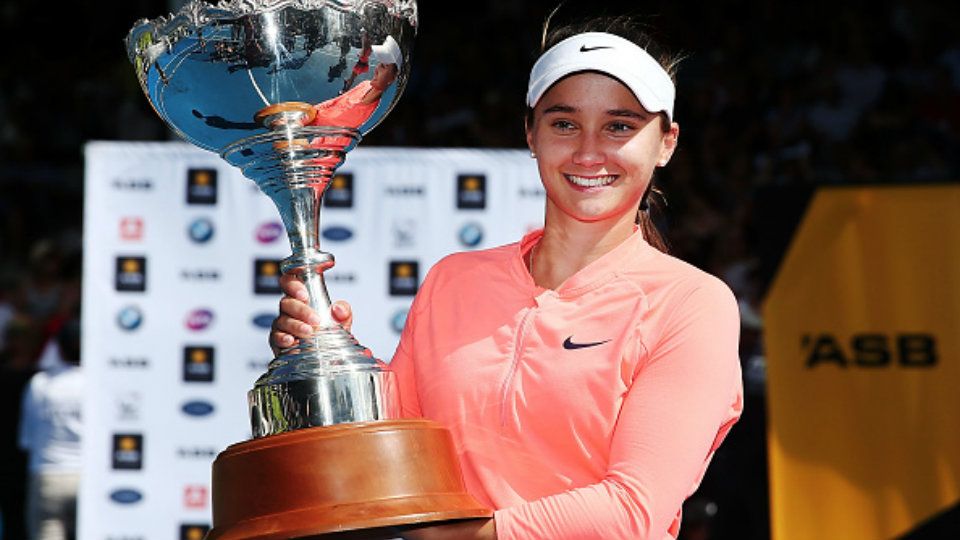 Lauren Davis berpose bersama trofi ASB Classic Copyright: &copy; Anthony Au-Yeung/Getty Images