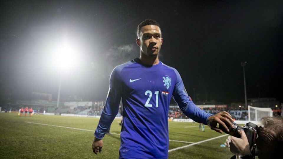 Memphis Depay usai membela Tim Nasional Belanda di ajang internasional. Copyright: &copy; JERRY LAMPEN/AFP/Getty Images