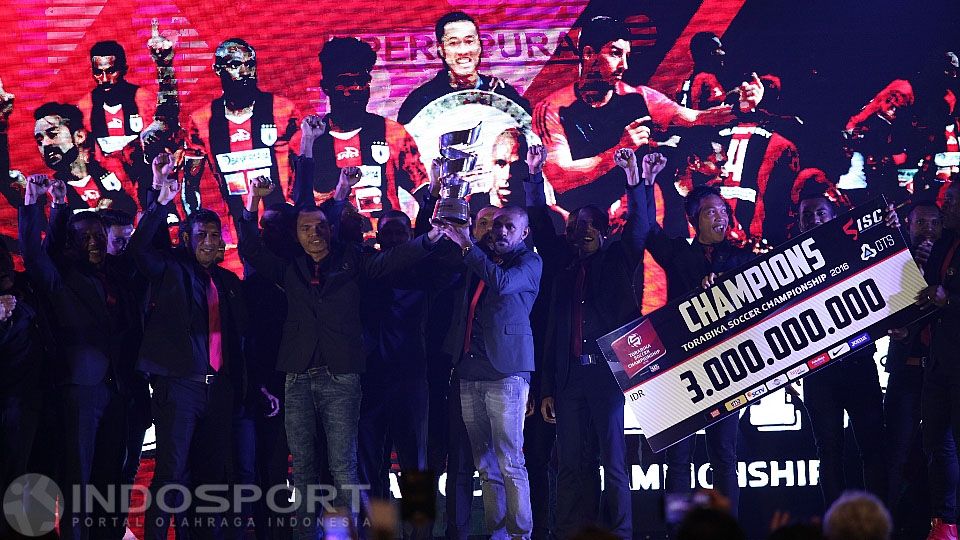 Penyerahan Piala kepada Persipura Jayapura sebagai juara kompetisi TSC 2016. Copyright: &copy; Herry Ibrahim/INDOSPORT