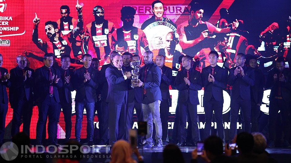 Penyerahan Piala kepada Persipura Jayapura sebagai juara kompetisi TSC 2016. Copyright: © Herry Ibrahim/INDOSPORT