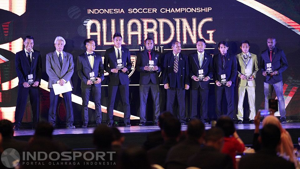 Penyerahan penghargaan The Best Starting Eleven TSC 2016. Copyright: © Herry Ibrahim/INDOSPORT