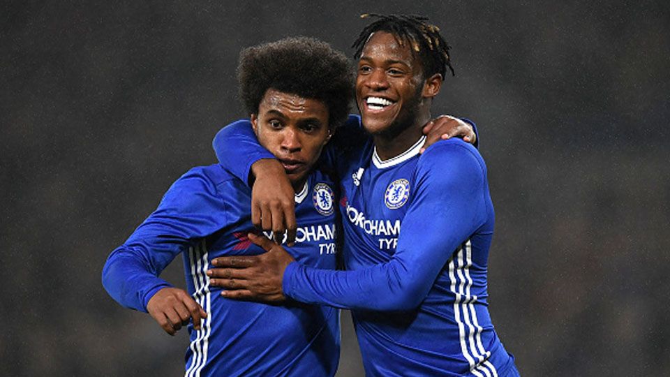 Willian (kiri) selebrasi bersama Michy Batshuayi. Copyright: &copy; Darren Walsh/Chelsea FC via Getty Images