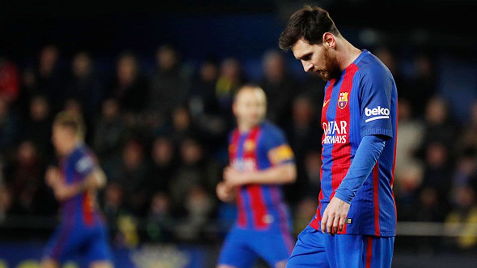 Lionel Messi tertunduk lesu setelah gawangnya kebobolan. Copyright: © JOSE JORDAN/AFP/Getty Images
