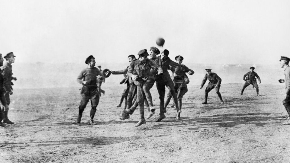 Pertandingan antara tentara Jerman melawan tentara Inggris di tengah-tengah Perang Dunia I di boxing day 1914 yang kabarnya hanya mitos belaka Copyright: © historicalfirearms.info