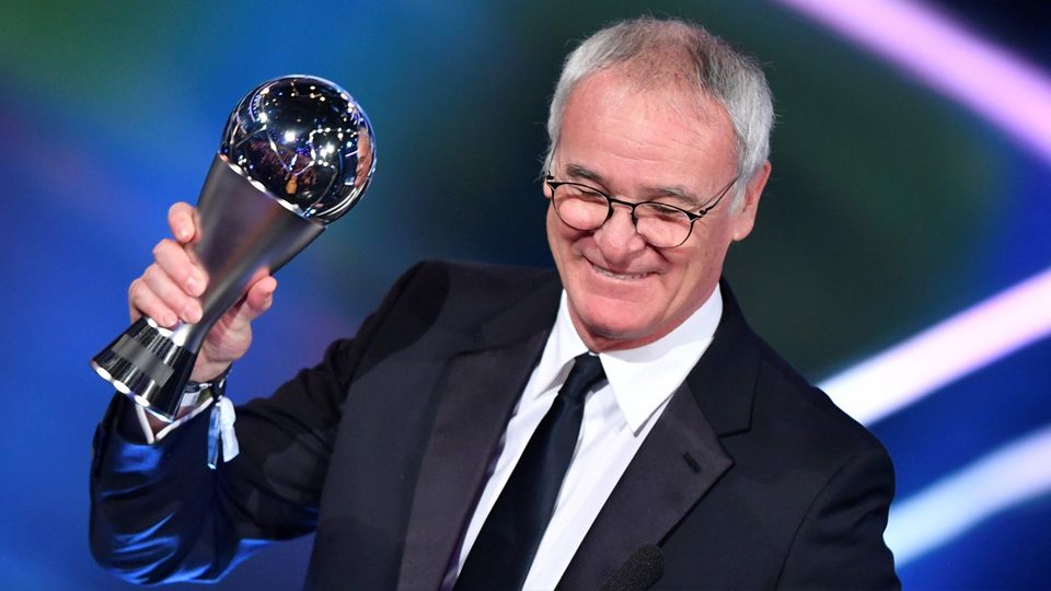 Claudio Ranieri terpilih sebagai pelatih terbaik FIFA 2016. Copyright: © Fabrice Coffrini/AFP