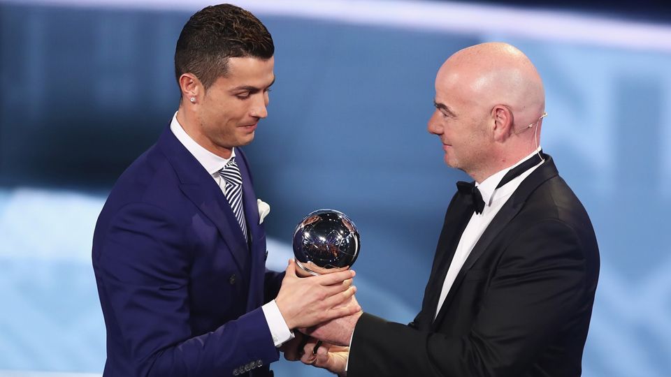 Cristiano Ronaldo (kiri) ketika mendapat penghargaan pemain terbaik pada acara The Best FIFA Football Awards 2016. Copyright: © Fabrice Coffrini/AFP