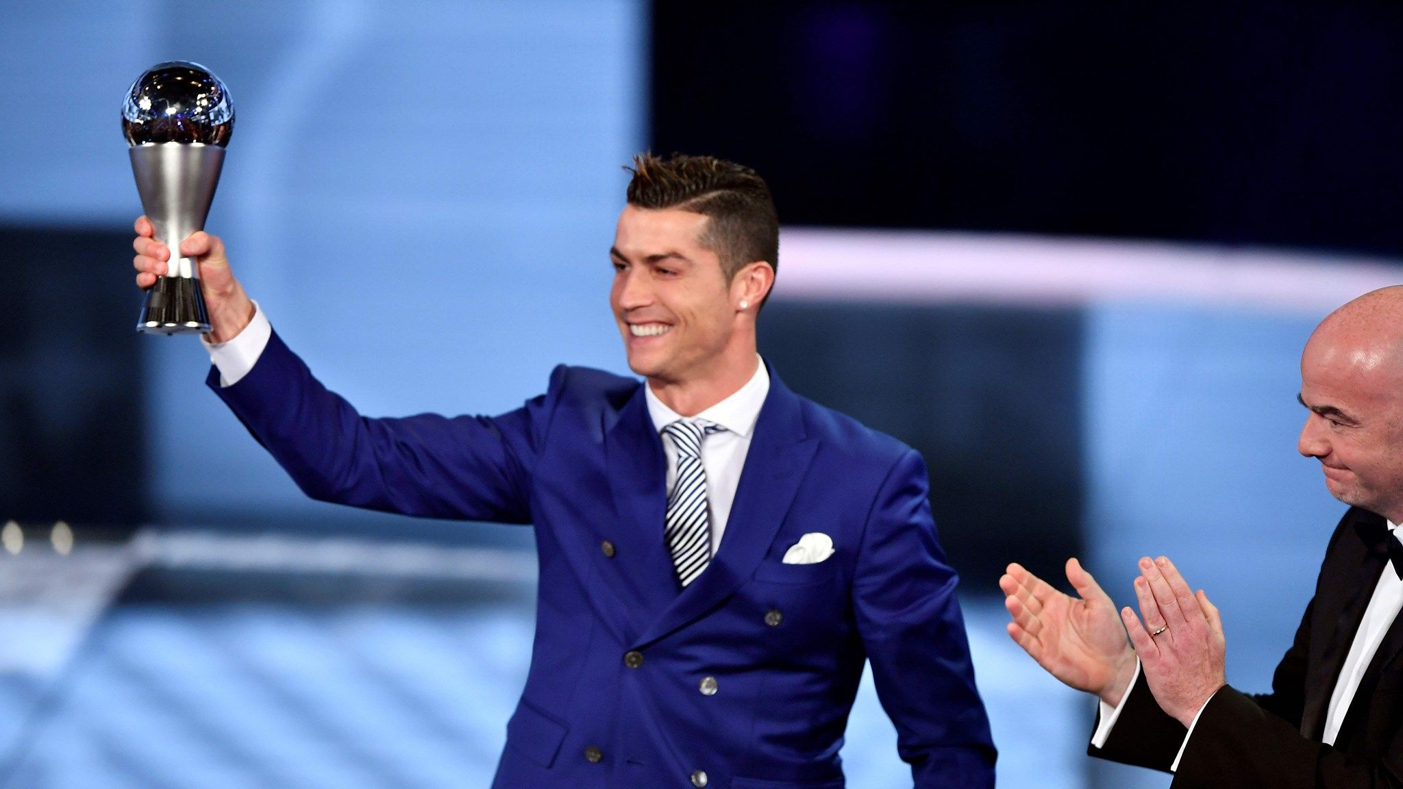 Cristiano Ronaldo mendapatkan penghargaan pemain terbaik dari FIFA. Copyright: © Fabrice Coffrini/AFP