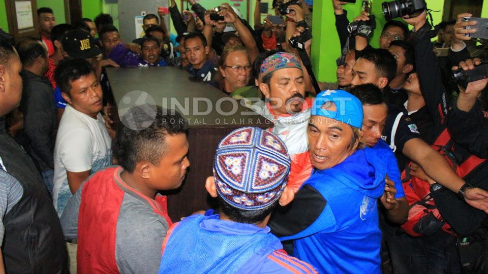 Masyarakat menggotong peti jenazah Achmad Kurniawan. Copyright: &copy; INDOSPORT/Ian Setiawan