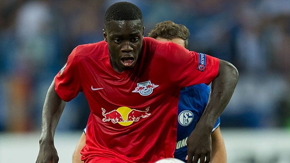 Dayot Upamecano, pemain klub Bundesliga Jerman, RB Leipzig, kabarnya sudah mendapat lampu hijau untuk hengkang pada bursa transfer Januari mendatang. Copyright: © TF-Images/Getty Image