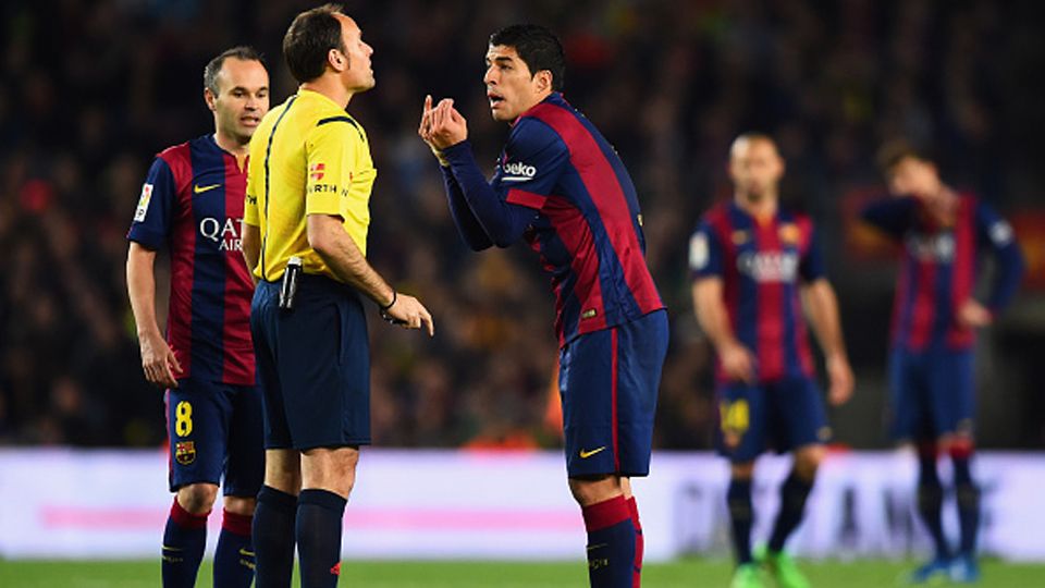 Luis Suarez berargumen dengan wasit. Copyright: &copy; Alex Caparros/Getty Images