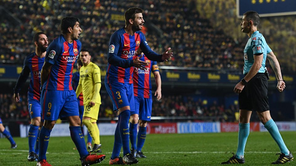 Pemain Barcelona protes terhadap kepemimpinan wasit. Copyright: &copy; David Ramos/Getty Images