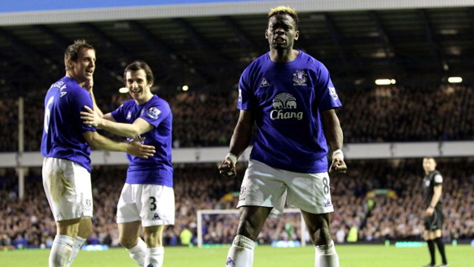 Louis Saha ketika mencetak gol untuk Everton. Copyright: © Ross Kinnaird/Getty Images)