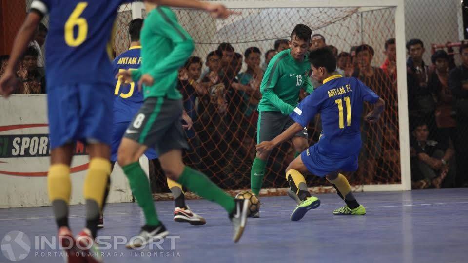 Pemain Timnas Futsal Indonesia, Ardiansyah Runtuboy mencoba melewati adangan para pemain Antam FC. Copyright: © Herry Ibrahim/INDOSPORT