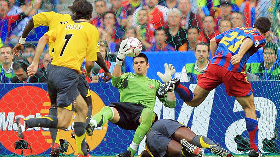 Valdes saat melakukan penyelamatan di Final Liga Champions 2006 Copyright: © Sky Sports