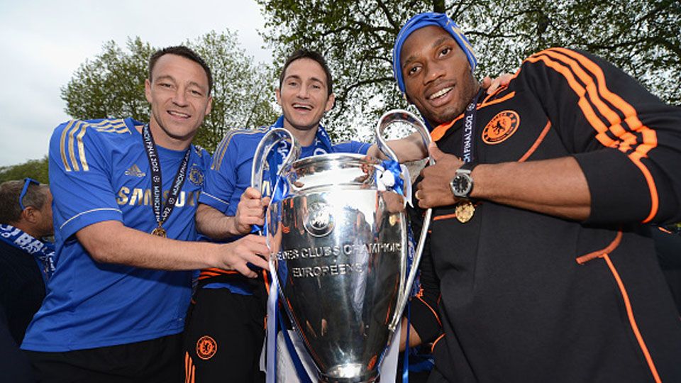 kiri-kanan: John Terry, Frank Lampard, Didier Drogba foto bersama saat memegang trofi Liga Champions (20/05/12) lalu. Copyright: © Darren Walsh/Chelsea FC via Getty Images