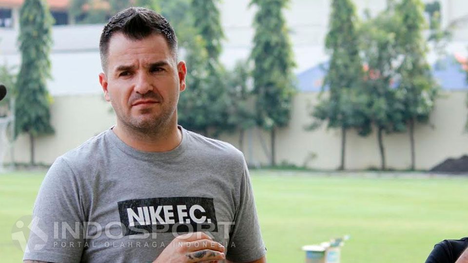 Pelatih baru Bhayangkara FC, Simon McMenemy. Copyright: © Fajar Kristanto/Indosport