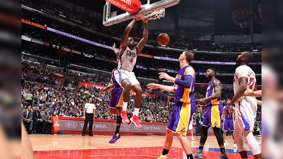 Big Man Los Angeles Clippers, DeAndre Jordan melakukan aksi slam dunk melawan Lakers. Copyright: © Getty Images