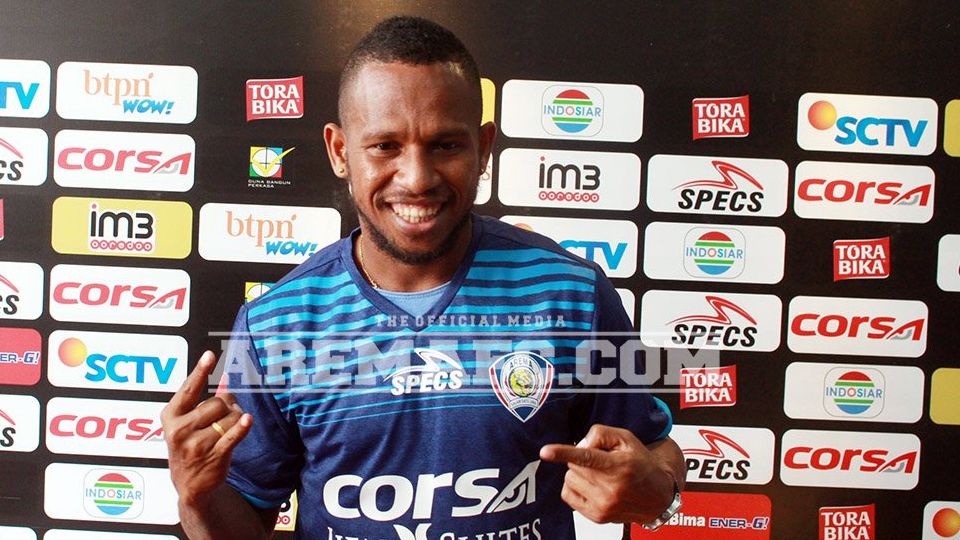 Oktovianus Maniani saat diperkenalkan sebagai pemain Arema Cronus. Copyright: &copy; Arema