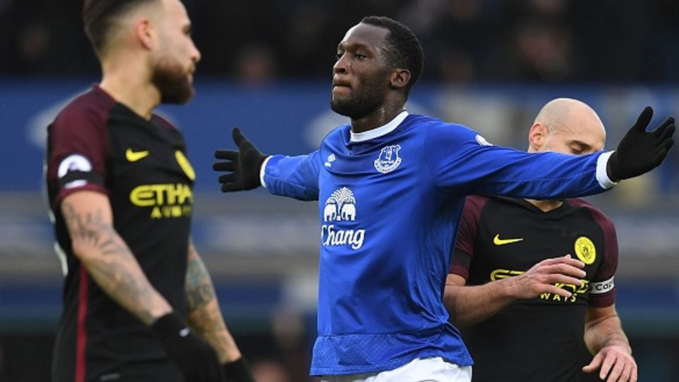 Romelu Lukaku melakukan selebrasi di hadapan pemain Manchester City. Copyright: &copy; PAUL ELLIS/AFP/Getty Images