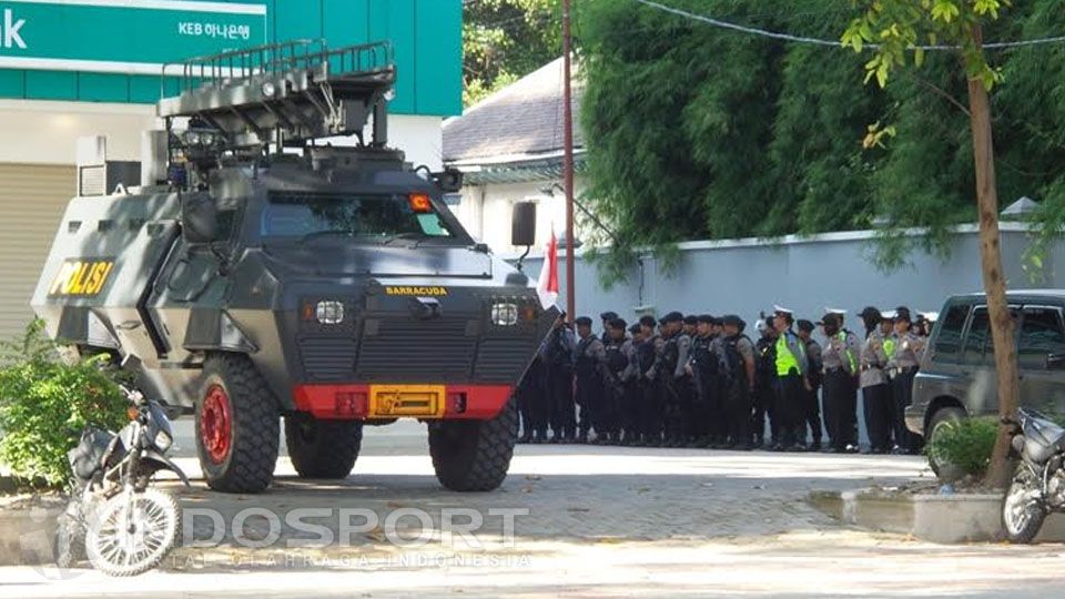Pihak kepolisian sudah menyiapkan 900 lebih personel untuk mengamankan jalannya laga Timnas Indonesia U-16 vs Malaysia. Copyright: © Beny Rahardjo/INDOSPORT