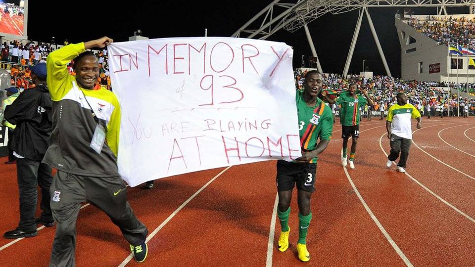 Pelatih timnas putri Zambia, Bruce Mwape, dibayangi sanksi berat usai terlibat skandal seksual terhadap para pemainnya, sebelum Piala Dunia 2023. Copyright: © Getty Images