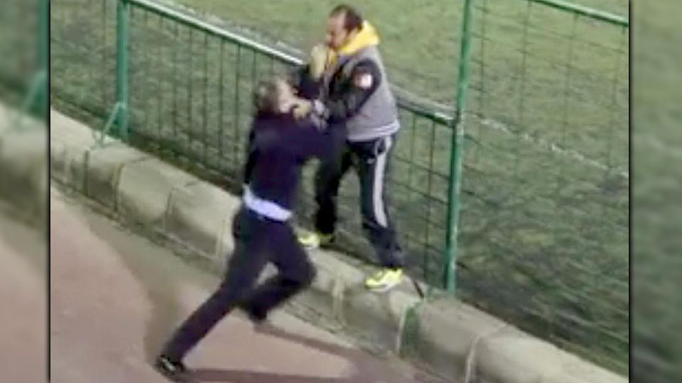 Dua orang dewasa yang saling adu jotos karena klub sepakbola sang anak rival sejati. Copyright: &copy; thesportbible.com