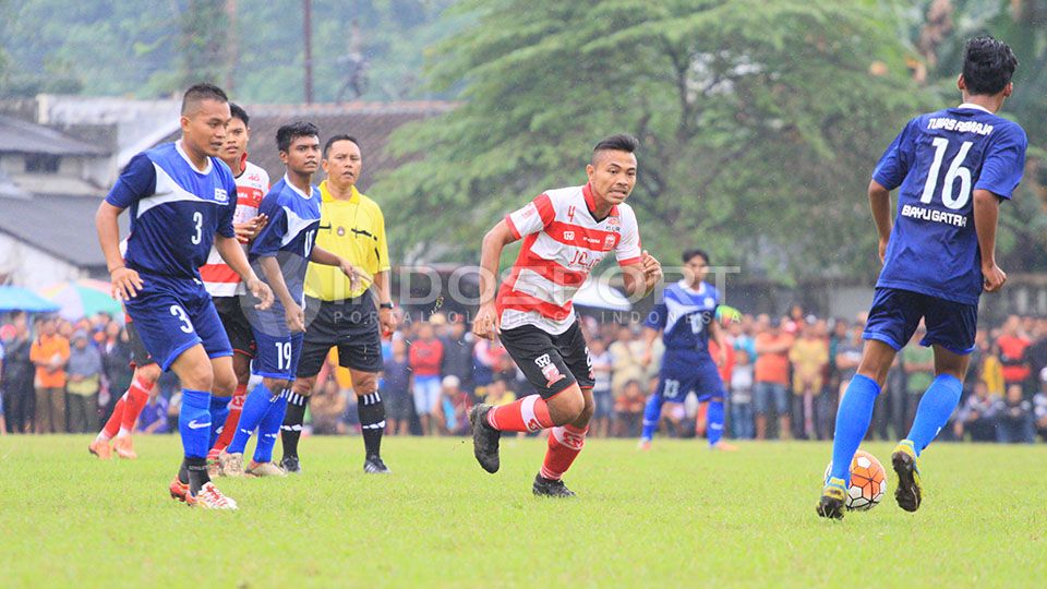 Pemain Madura United (MU) yang sempat diisukan ke Persib Bandung, yakni Asep Berlian punya cara khusus jaga kondisi fisik tetap prima. Copyright: © Ian Setiawan/Indosport