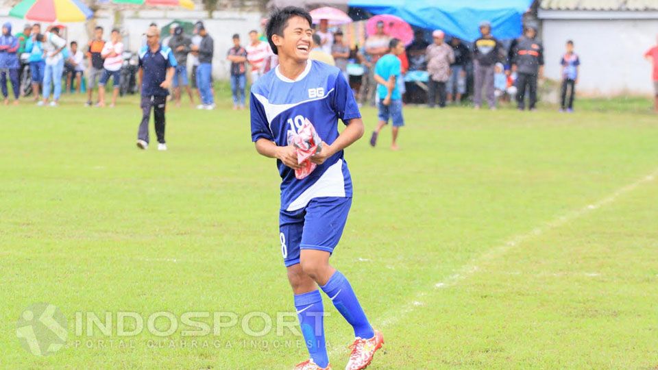 Kebanggaan daerah: Bayu Gatra memberi cenderamata berupa kaos kepada warga Kalisat. Copyright: © Ian Setiawan/INDOSPORT