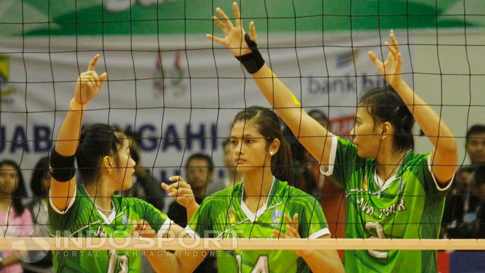 Tiga pevoli putri Surabaya Bank Jatim. Copyright: &copy; Fajar Kristanto/INDOSPORT