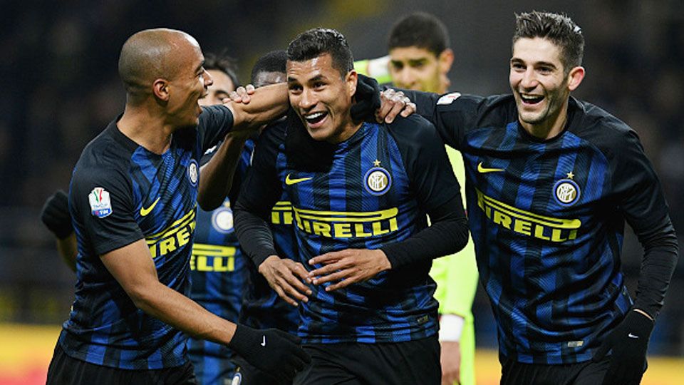 Jeison Murillo melakukan selebrasi bersama rekan satu timnya. Copyright: &copy; Claudio Villa - Inter/Inter via Getty Images