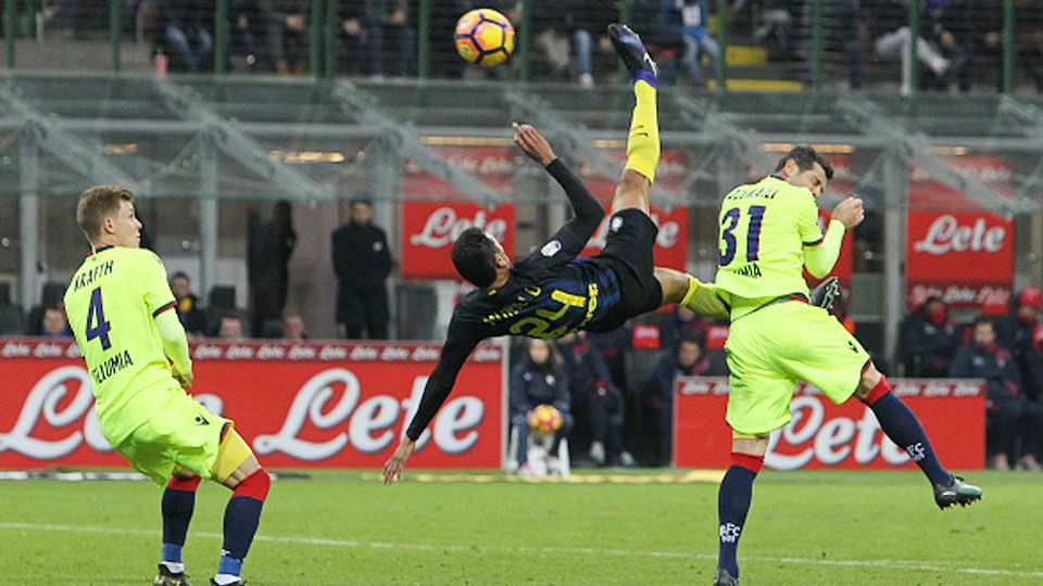 Momen gol indah Inter Milan ke gawang Bologna yang dicetak oleh Jeison Murillo. Copyright: © Claudio Villa - Inter/Inter via Getty Images