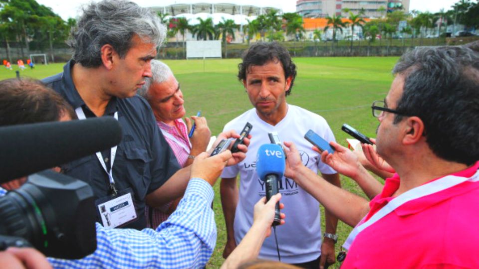Luis Milla diwawancarai awak media di Laureus World Sports Awards di Royal Selangor Club. Copyright: &copy; Ian Walton/GETTYIMAGES