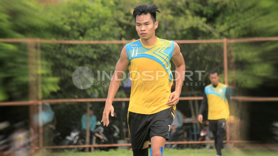 Juan Revi Auriqto resmi dilepas oleh Arema FC karena terancam gagal mendapatkan tempat utama. Copyright: © Ian Setiawan/Indosport