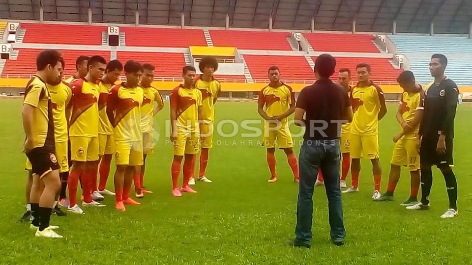 Sriwijaya FC mulai menjalani latihan untuk pertama kalinya di Stadion Gelora Sriwijaya Jakabaring Palembang, Selasa (17/01/17). Copyright: © Muhammad Effendi/Indosport