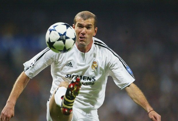 Zinedine Zidane saat masih aktif sebagai pemain. Copyright: © Soccerladuma