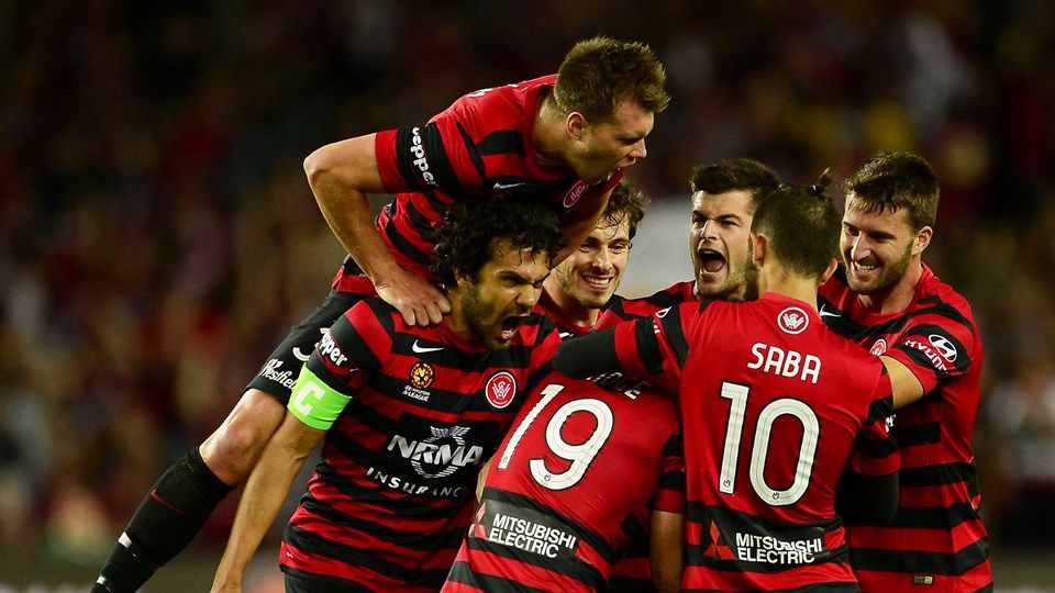 Vitor Saba merayakan gol bersama rekan-rekannya di Flamengo. Copyright: &copy; FIFA