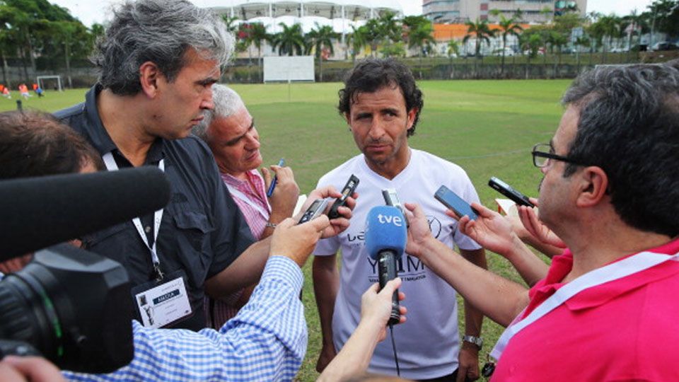 Luis Milla saat diwawancarai. Copyright: © Ian Walton/Getty Images for Laureus