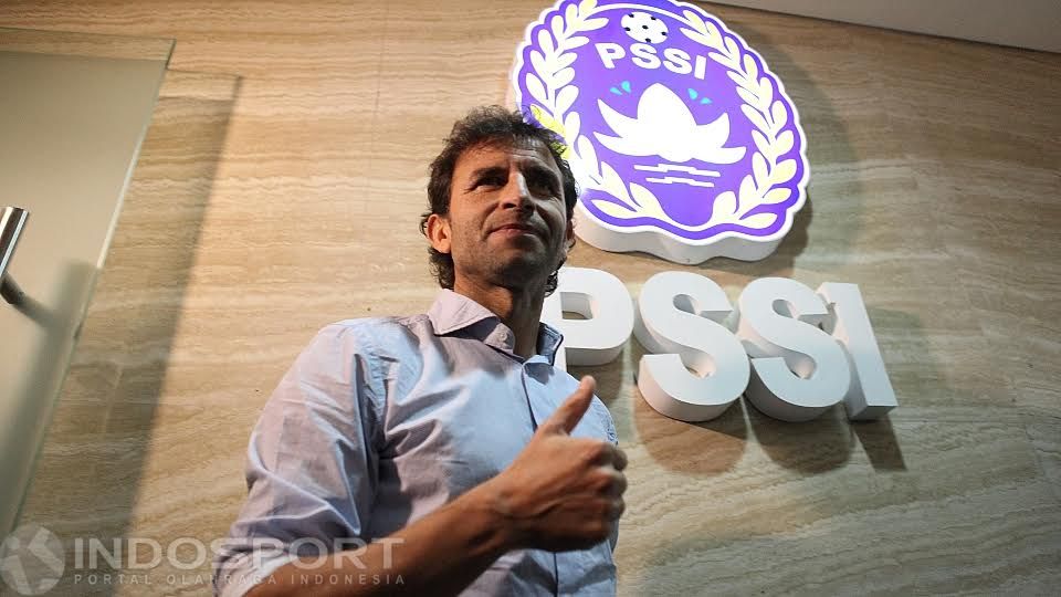 Luis Milla resmi diperkenalkan PSSI sebagai pelatih Timnas Indonesia. Copyright: © Herry Ibrahim/INDOSPORT